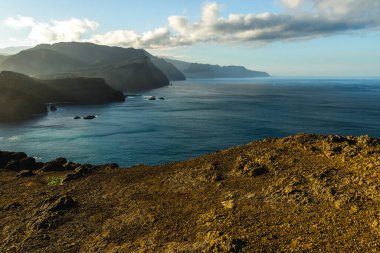 Madeira Adası 'nın dramatik uçurumları ve Atlantik Okyanusu kıyıları