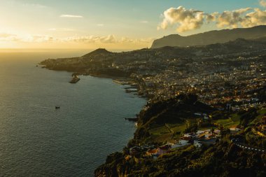 Önünde Atlantik Okyanusu olan Funchal, Madeira 'nın sakin alacakaranlık manzarası