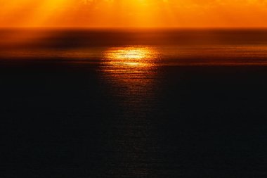 Atlantik Okyanusu üzerinde dramatik gün batımı, Madeira Adası