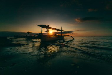 Bali 'de Gündoğumunda geleneksel balıkçı teknesi