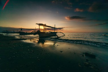Bali 'de Gündoğumunda geleneksel balıkçı teknesi