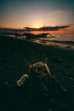 Bali 'de Gündoğumunda geleneksel balıkçı teknesi