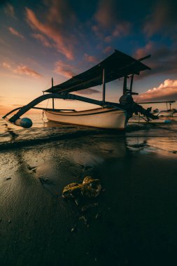 Bali 'de Gündoğumunda geleneksel balıkçı teknesi