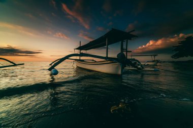 Bali 'de Gündoğumunda geleneksel balıkçı teknesi