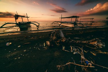 Bali 'de Gündoğumunda geleneksel balıkçı teknesi