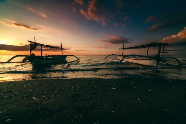 Bali 'de Gündoğumunda geleneksel balıkçı teknesi