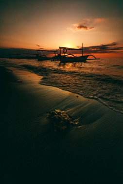 Bali 'de Gündoğumunda geleneksel balıkçı teknesi