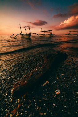 Bali 'de Gündoğumunda geleneksel balıkçı teknesi