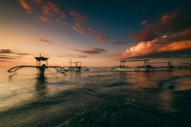 Bali 'de Gündoğumunda geleneksel balıkçı teknesi