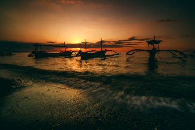 Bali 'de Gündoğumunda geleneksel balıkçı teknesi
