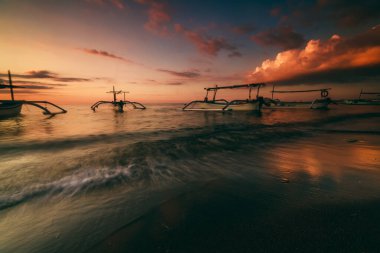 Bali 'de Gündoğumunda geleneksel balıkçı teknesi