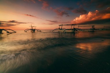 Bali 'de Gündoğumunda geleneksel balıkçı teknesi