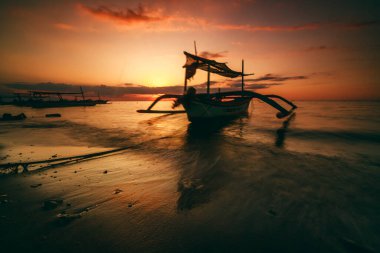 Bali 'de Gündoğumunda geleneksel balıkçı teknesi
