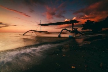 Bali 'de Gündoğumunda geleneksel balıkçı teknesi