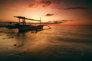 Bali 'de Gündoğumunda geleneksel balıkçı teknesi