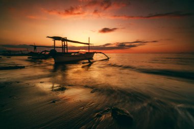 Bali 'de Gündoğumunda geleneksel balıkçı teknesi