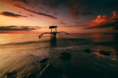 Bali 'de Gündoğumunda geleneksel balıkçı teknesi