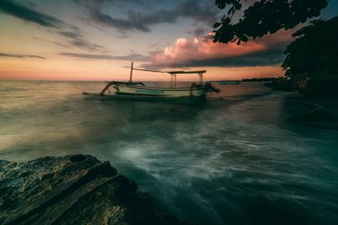 Bali 'de Gündoğumunda geleneksel balıkçı teknesi
