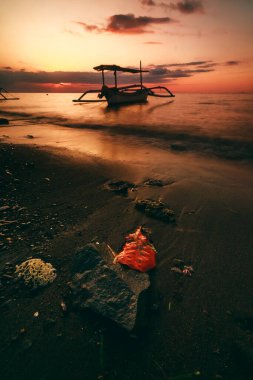 Bali 'de Gündoğumunda geleneksel balıkçı teknesi