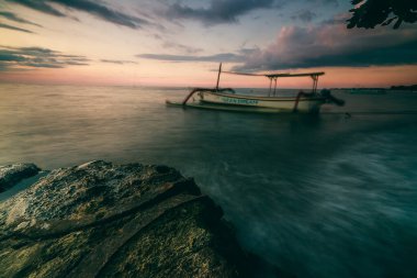 Bali 'de Gündoğumunda geleneksel balıkçı teknesi