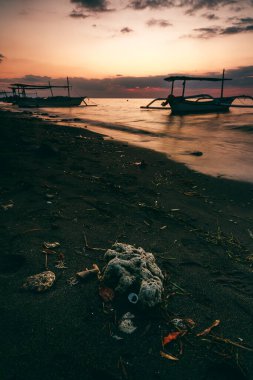 Bali 'de Gündoğumunda geleneksel balıkçı teknesi