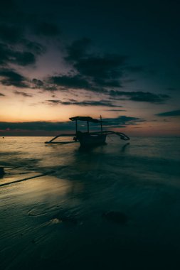 Bali 'de Gündoğumunda geleneksel balıkçı teknesi