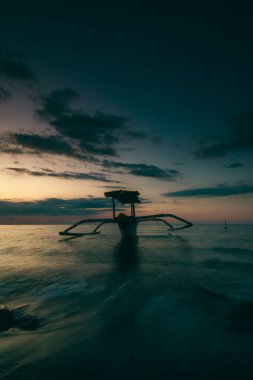 Bali 'de Gündoğumunda geleneksel balıkçı teknesi