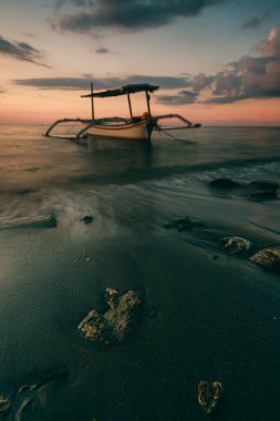 Bali 'de Gündoğumunda geleneksel balıkçı teknesi