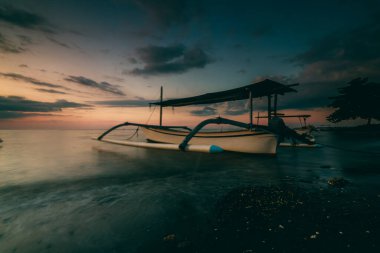 Bali 'de Gündoğumunda geleneksel balıkçı teknesi