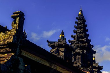 Dramatik Gökyüzü Altında Majestic Balili Tapınak Kuleleri