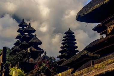 Dramatik Gökyüzü Altında Majestic Balili Tapınak Kuleleri