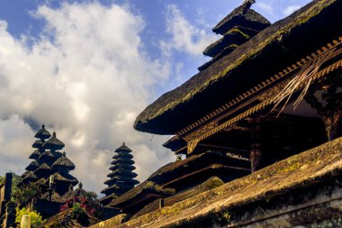 Dramatik Gökyüzü Altında Majestic Balili Tapınak Kuleleri