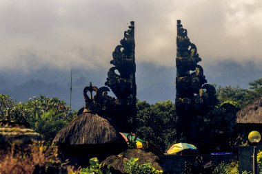 Derin Mavi Gökyüzüne karşı Bali Tapınağı Kapısı