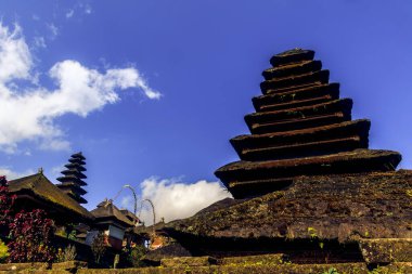 Dramatik Gökyüzü Altındaki Görkemli Bali Tapınağı