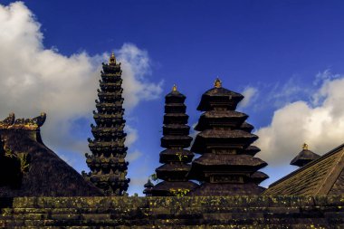 Dramatik Gökyüzü Altındaki Görkemli Bali Tapınağı