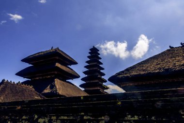 Dramatik Gökyüzü Altındaki Görkemli Bali Tapınağı