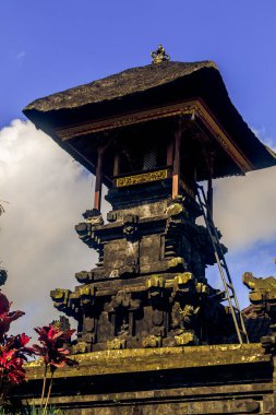 Dramatik Gökyüzü Altındaki Görkemli Bali Tapınağı