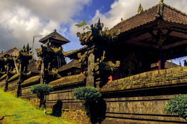 Dramatik Gökyüzü Altındaki Görkemli Bali Tapınağı