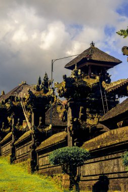 Dramatik Gökyüzü Altındaki Görkemli Bali Tapınağı