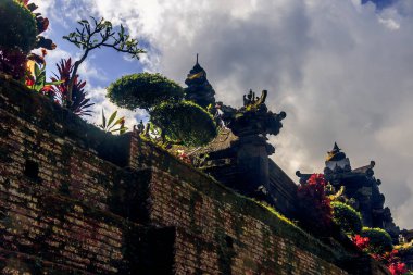 Dramatik Gökyüzü Altındaki Görkemli Bali Tapınağı