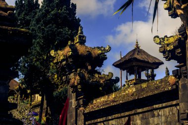 Dramatik Gökyüzü Altındaki Görkemli Bali Tapınağı