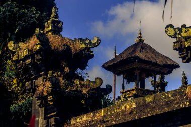 Dramatik Gökyüzü Altındaki Görkemli Bali Tapınağı