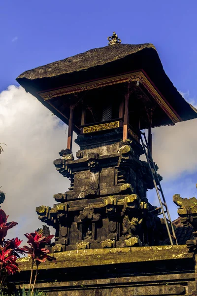 Dramatik Gökyüzü Altındaki Görkemli Bali Tapınağı