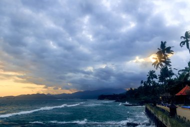 Okyanus Dalgalarıyla Bali Kıyısı Üzerinde Dramatik Gün Batımı