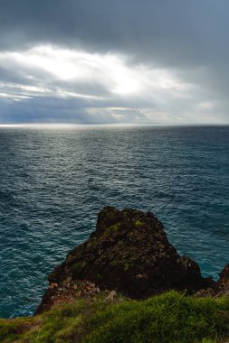 Fırtınalı Gökyüzü Altındaki Madeira Adası 'nın dramatik Rocky Sahili