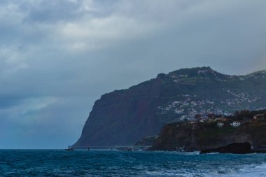Madeira Adası 'nın dramatik uçurumlarında fırtına bulutları