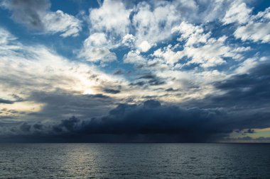 Karanlık Okyanus Yüzeyi Üzerinde Düşük Bulut Bantlı Dramatik Fırtınalı Deniz Ufku