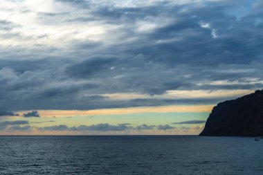 Atlantik Ötesindeki Alacakaranlık 'ta Cliff Silhouette, Madeira