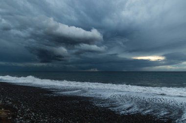 Kara Bulutlar, Yuvarlanan Dalgalar ve Huysuz Mavi Işıklı Madeira Okyanusu kıyısında dramatik bir fırtına..