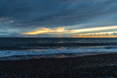 Madeira 'daki Çakıl Plajında Dramatik Gün Batımı